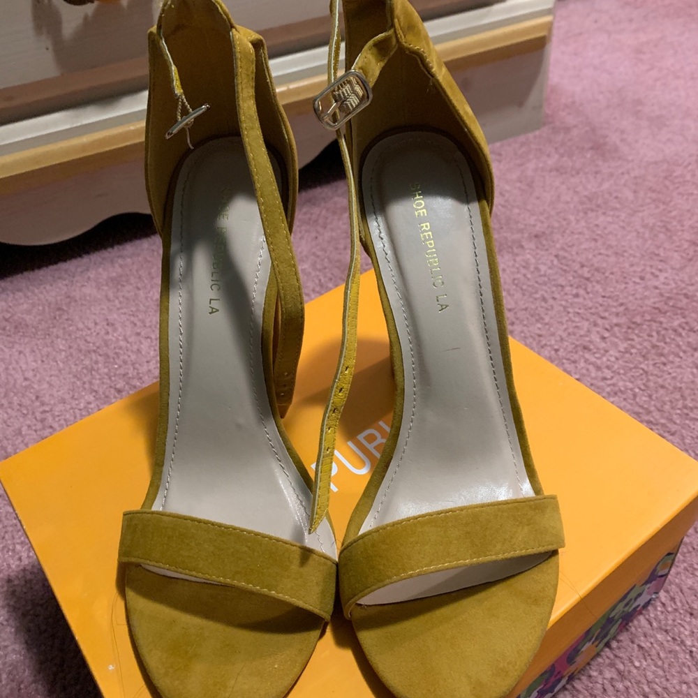 Yellow heels - Picture 3 of 3